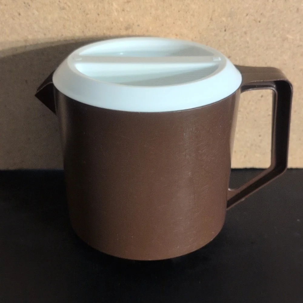 Vintage Rubbermaid 1 1/2 Quart Pitcher - Picture 3 of 11